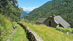 Altes Handwerk: Vielerorts säumen Trockensteinmauern die Wege der Via del Mercato, wie hier beim Abstieg von Calezzo nach Intragna.
