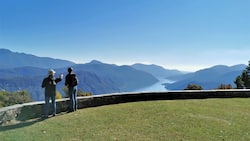 Weitsicht bis nach Italien: Von der Aussichtsplattform vor der Kirche Santa Maria zwischen Iseo und Vernate geniesst man ein grossartiges Panorama. In der Tiefe schimmert der Luganersee.