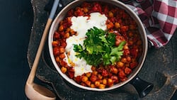 Wer dieses Tomaten-Kichererbsen-Ragout kostet, dem ist garstiges Wetter garantiert wurst: Gewürfelte Saucisson verfeinert diesen Eintopf nämlich mit ihren salzigen, rauchigen Noten.