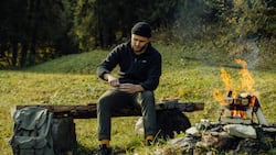 LandLiebe-Koch Sandro Zinggeler am Lagerfeuer