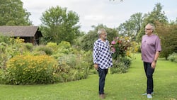 Solange etwas blüht, holt sich Martin Leuthold Blumensträusse aus seinem Garten. Ein feierlicher Moment, den sein Partner Peter Friederich (rechts) jeweils mit der Kamera festhält.