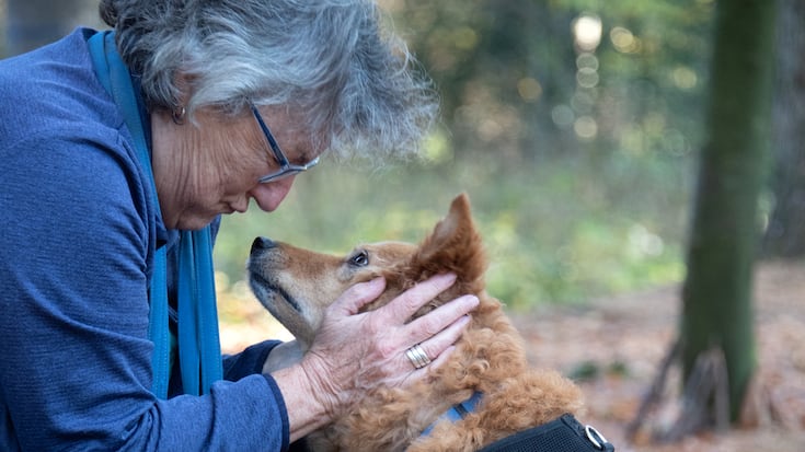 Christine Nydegger und Mischlingshündin Tapas