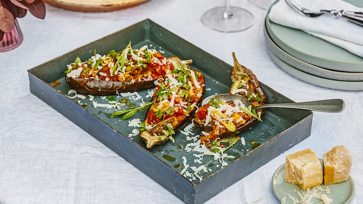 Ratatouille in Aubergine in Grillschale auf schön angerichtetem Tisch