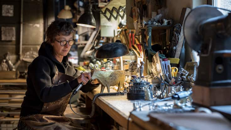 Zinngiesserin Sibylle Bichsel bei der Arbeit
