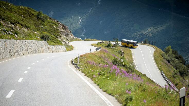 Vierpässefahrt: Postauto auf dem Weg von der Grimsel zum Nufenen