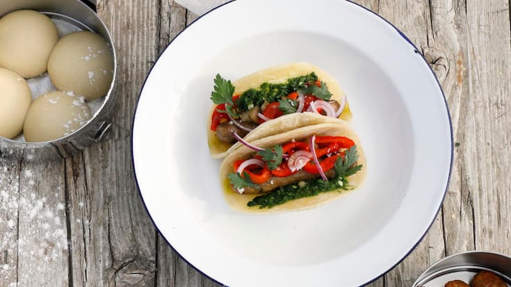 Merguez, Mojo Verde und Auberginenkaviar in Fladenbrot