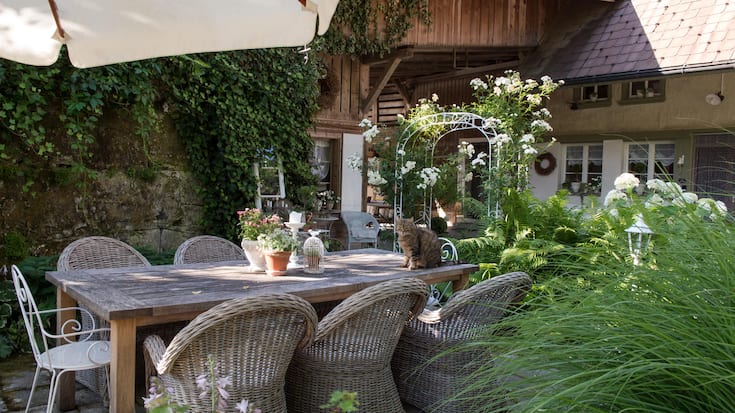 Emmentaler Bauernhaus mit Garten und Katze auf Gartentisch