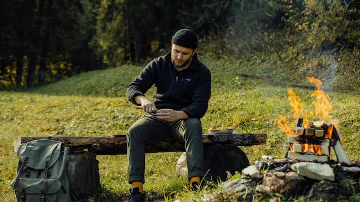 LandLiebe-Koch Sandro Zinggeler am Lagerfeuer
