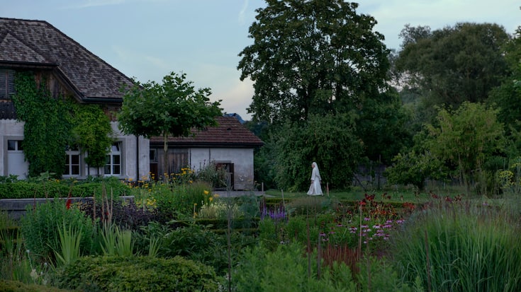 Schwester Sara spaziert im Garten des Klosters Wurmsbach in Rapperswil-Jona St. Gallen