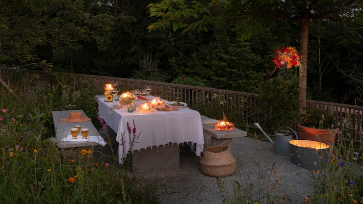 Blumenlichter und -Dekoration an einem Sommerabend im Garten_2