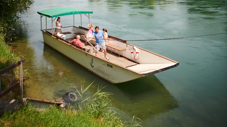 Die Fährleute Ackermann-Gwerder fahren ihr Boot im weitum einzigen naturbelassenen Aareabschnitt