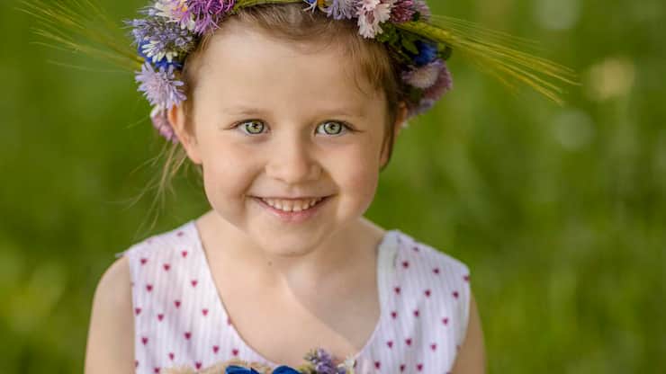 Mia, Mädchen mit Blumenkranz und -Strauss