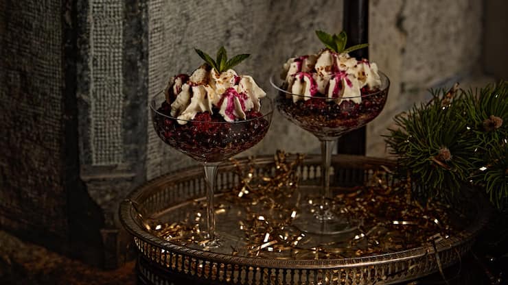 Cheesecake-Schaum mit Heidelbeer-Granité und Crumble