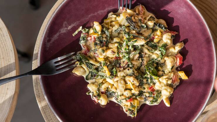 Kernölknöpfli mit Krautstiel und Salbei