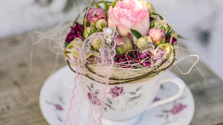 Blumengesteck in Tasse