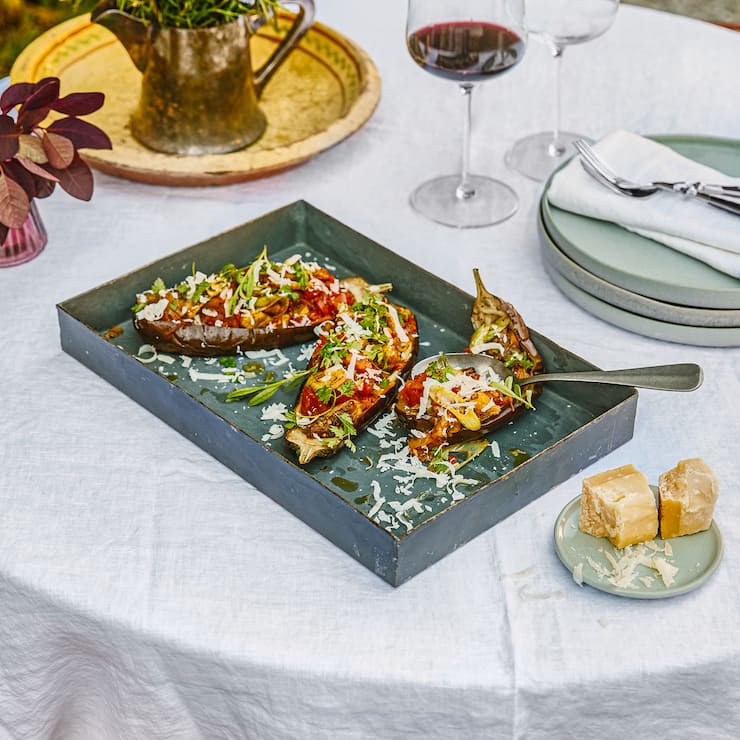 Ratatouille in Aubergine in Grillschale auf schön angerichtetem Tisch