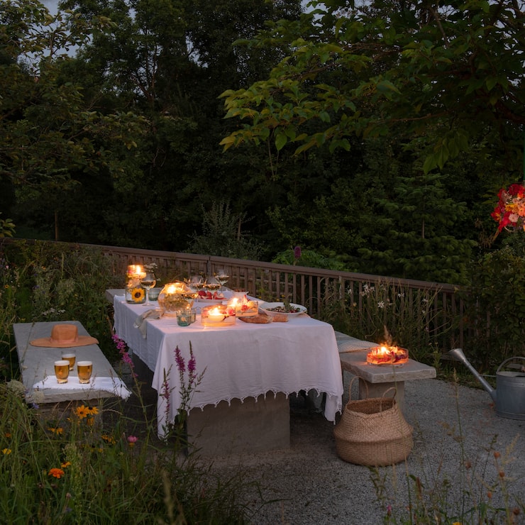 Blumenlichter und -Dekoration an einem Sommerabend im Garten_2