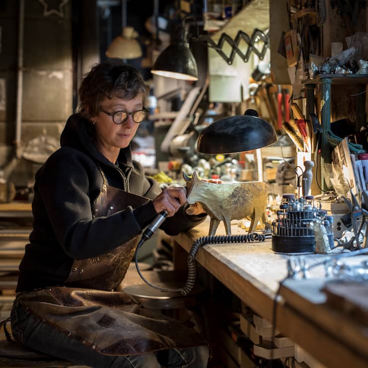Zinngiesserin Sibylle Bichsel bei der Arbeit