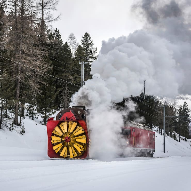 Historische Dampfschneeschleuder: Xrot d 9213 der Rhätischen Bahn