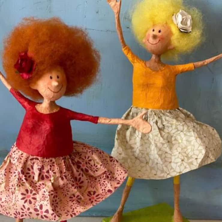 Barfussdamen aus Papier