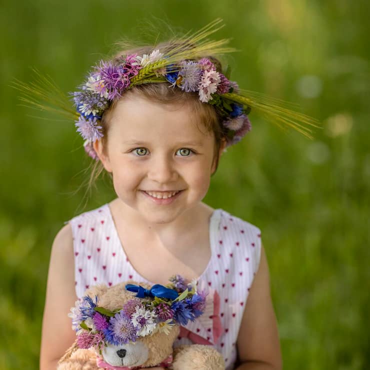 Mia, Mädchen mit Blumenkranz und -Strauss