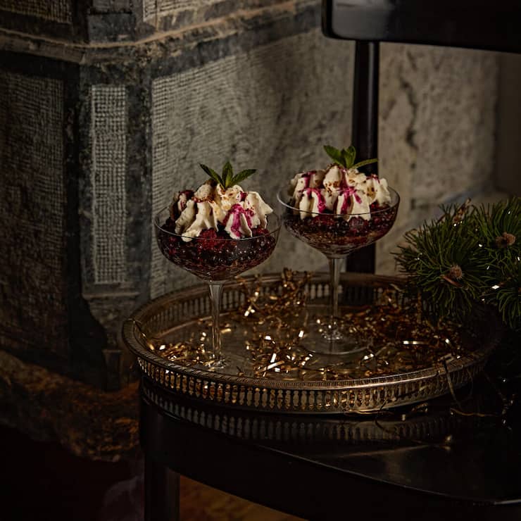 Cheesecake-Schaum mit Heidelbeer-Granité und Crumble