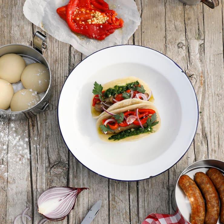 Merguez, Mojo Verde und Auberginenkaviar in Fladenbrot