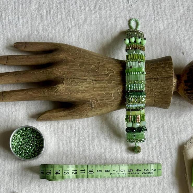 Perlenarmband sticken