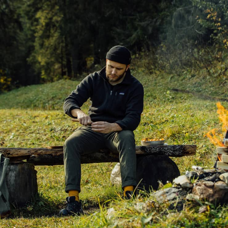 LandLiebe-Koch Sandro Zinggeler am Lagerfeuer