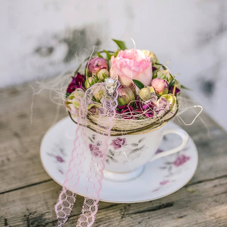 Blumengesteck in Tasse