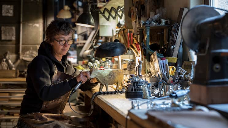 Sibylle Bichsel bei der Arbeit in ihrer Appenzeller Kunstgiesserei im Zunfthaus zu Appenzell. Ein Ort voller Handwerk und Nostalgie.