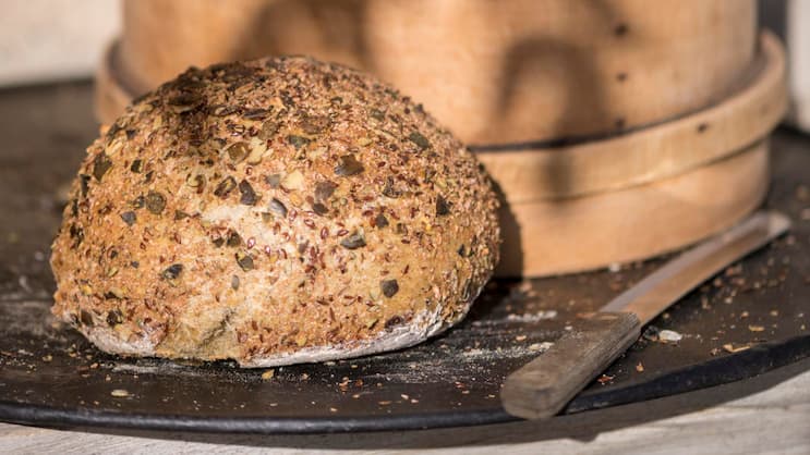 Knusprig und saftig zugleich: Das Kürbiskernbrot aus dem Presskuchenmehl wird vor dem Backen in den Kernen gewälzt.