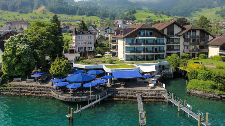 Entspannung am See oder Pool, zum Beispiel im Hotel Nidwaldnerhof, Beckenried NW.