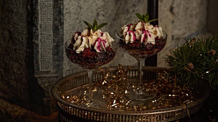 Cheesecake-Schaum mit Heidelbeer-Granité und Crumble