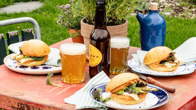 Halten nicht nur Vegetarier bei Laune: Selbst gebackene Burgerbrötchen mit grilliertem Fenchel auf einem kräftigen Tomatenpesto. 