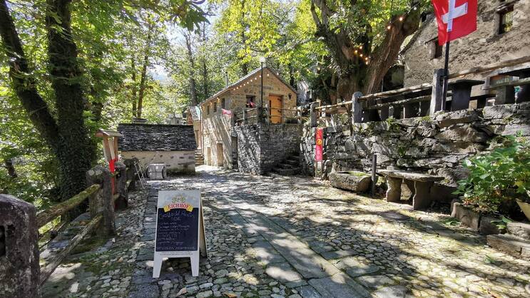 Da lass dich nieder: Die Grotti oberhalb des Dorfs Cama GR laden hungrige und durstige Wandersleute zur Rast ein.