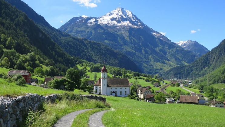Der Bristen (3074 m) wacht über die prachtvolle Barockkirche von Silenen/Dägerlohn UR.
