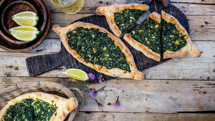 Das traditionelle türkische Fladenbrot Pide kennt viele Füllungen – zu den bekanntesten und beliebtesten gehört die mit Spinat und Feta.