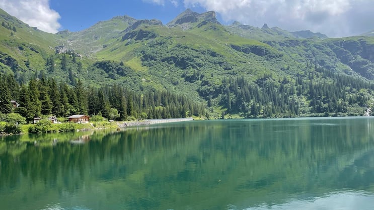 Einer der schönsten Stauseen der Schweiz: der Garichtisee, auch Mettmensee genannt, liegt auf 1622 Metern Höhe im ältesten Wildschutzgebiet Europas.