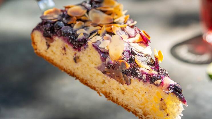 Alles in Butter: Zum sommerlichen Kaffeeklatsch gehört ein beeriger Kuchen.