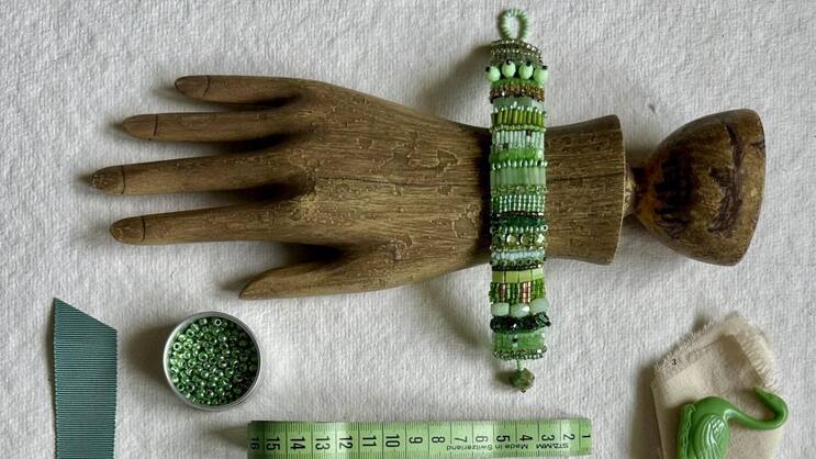 Ein Perlenarmband sticken