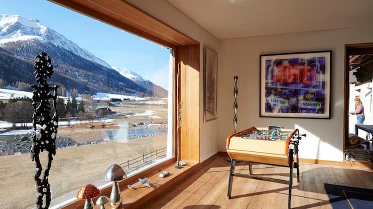 Zimmer mit Aussicht: In der ehemaligen Schüür ist reichlich Platz für Musse, Spiel und Kunst.