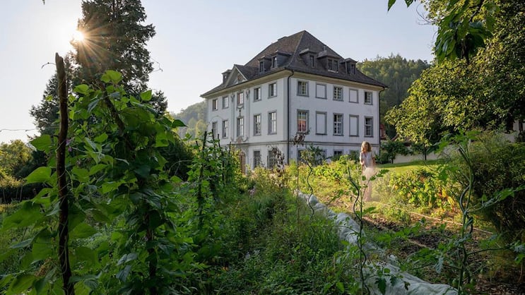 Der Tag erwacht, der Boden ist trocken. Der Garten beim Schloss Glarisegg ist so angelegt, dass möglichst wenig gegossen werden muss. Ganz ohne geht es nicht – Gartenleiterin Lisa Buzzi hilft nach.