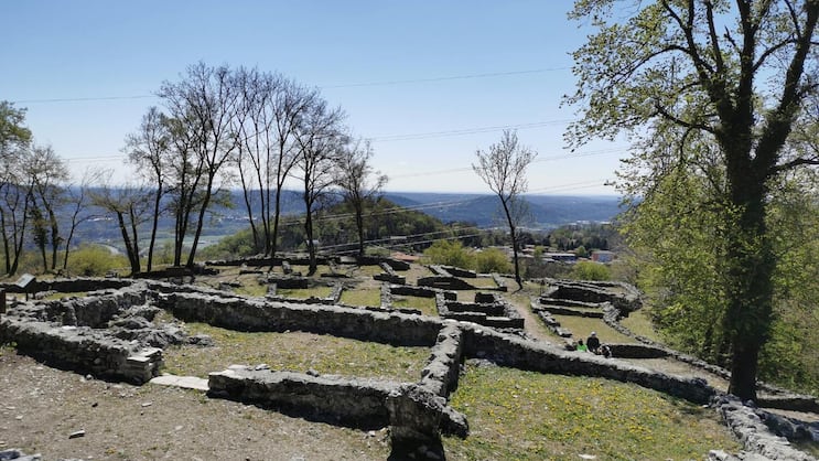 Reise in die Vergangenheit: Die Hochebene oberhalb von Tremona TI war schon in der Steinzeit besiedelt. Im Mittelalter stand hier sogar ein Städtchen. Heute sind nur noch Ruinen davon übrig.