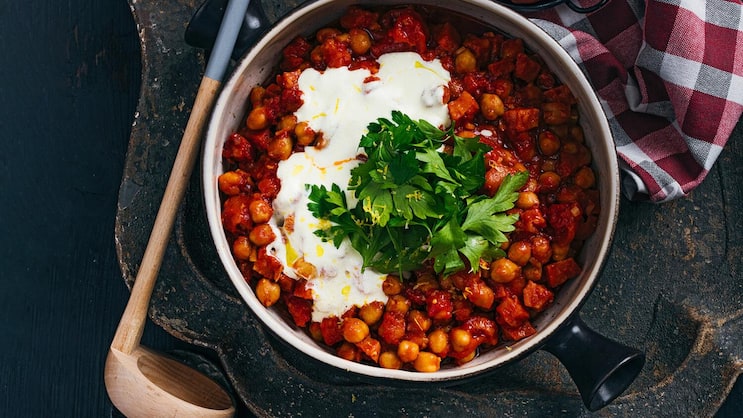Wer dieses Tomaten-Kichererbsen-Ragout kostet, dem ist garstiges Wetter garantiert wurst: Gewürfelte Saucisson verfeinert diesen Eintopf nämlich mit ihren salzigen, rauchigen Noten.