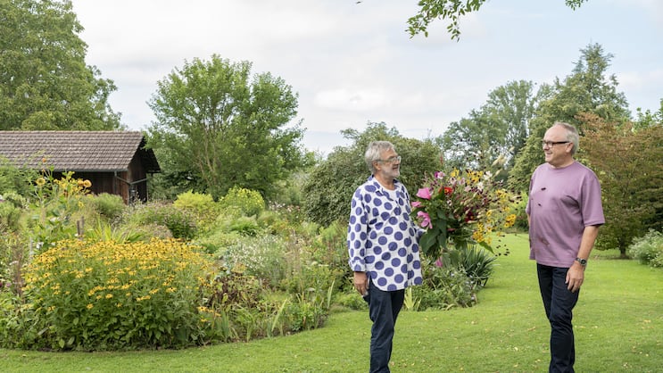 Solange etwas blüht, holt sich Martin Leuthold Blumensträusse aus seinem Garten. Ein feierlicher Moment, den sein Partner Peter Friederich (rechts) jeweils mit der Kamera festhält.