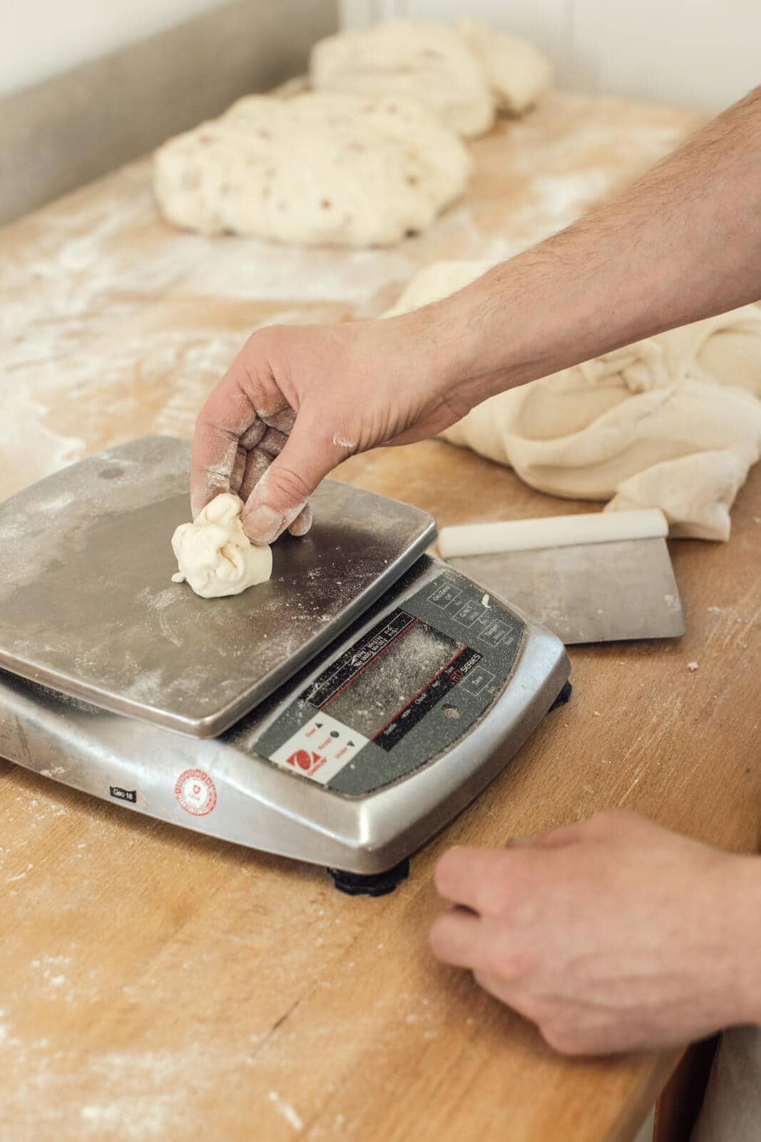 Simon backt Zopfhäsli. Teig auf Waage