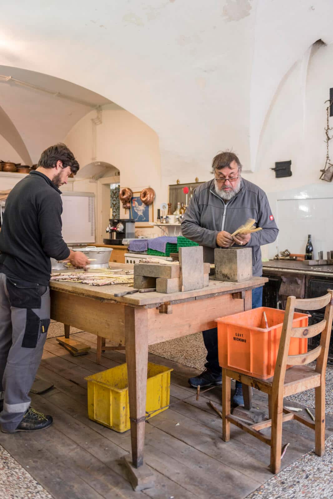 Gian-Battista von Tscharner und Sohn beim Spargenlrüsten