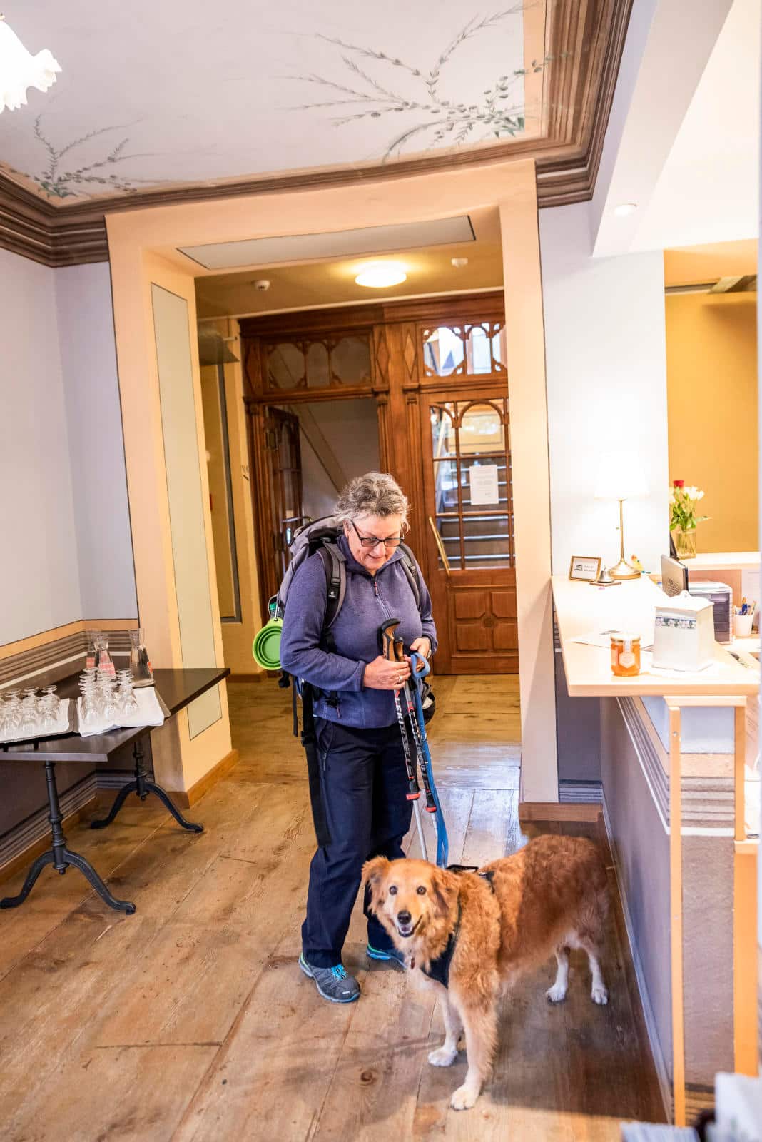 Christine Nydegger und MIschlingshündin Tapas kehren ins Hotel Ofenhorn in Binn VS ein