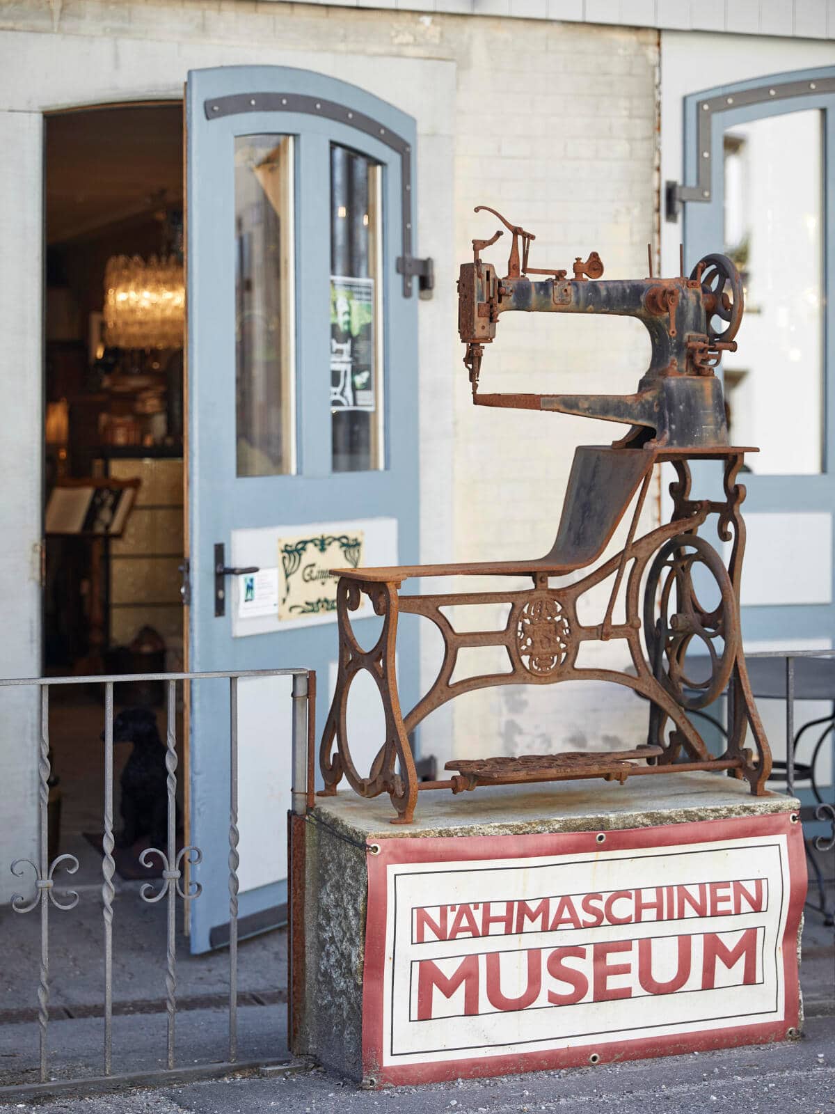 Naehmaschinenmuseum Dürnten ZH Eingang mit Schild «Naehmaschinenmuseum»